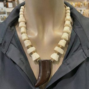 Collar Étnico con Colmillo