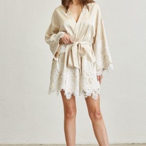 Bata de satín con detalle en encaje