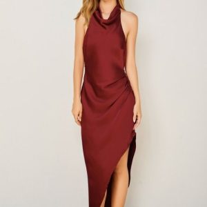Midi asimétrico drapeado costado halter satin