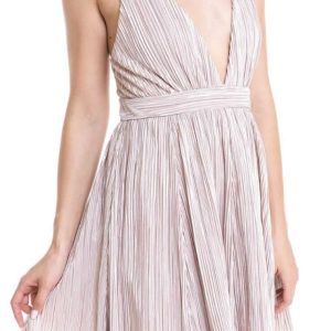 Vestido corto metálico escote en pecho tirantes cruzados