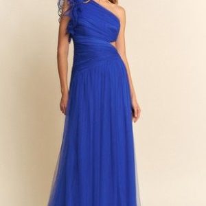 Un hombro tul drapeado detalle en hombro