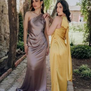 Satin de un hombro drapeado costado espalda moño