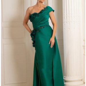 Un hombro con aplicaciones de flores