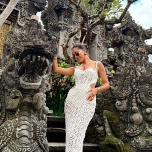 Encaje con tirantes y cut out en espalda