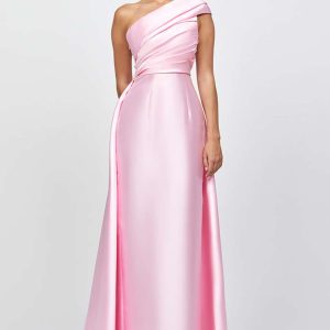 Un hombro satín recto con sobrefalda