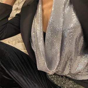 Top lentejuelas en tela volcado